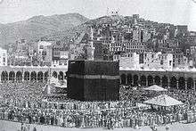 A 1907 image of Masjid al-Haram with people praying therein