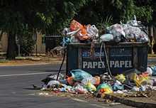 Contenedor repleto de bolsas de basura, en una calle de Venezuela.
