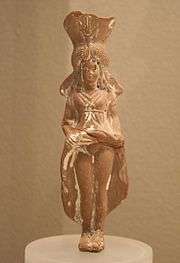 Isis-Aphrodite soulevant sa tunique.