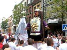 Ducasse d'Ath. Les géants dansent devant Saint Julien