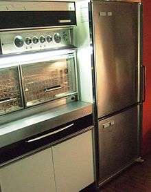 Cuisinière électrique « Custom Imperial Flair »  avec hotte de ventilation et réfrigérateur « Imperial Frost-Proof » avec congélateur sans givre fabriqués par la division Frigidaire de General Motors Canada en 1962-1963.