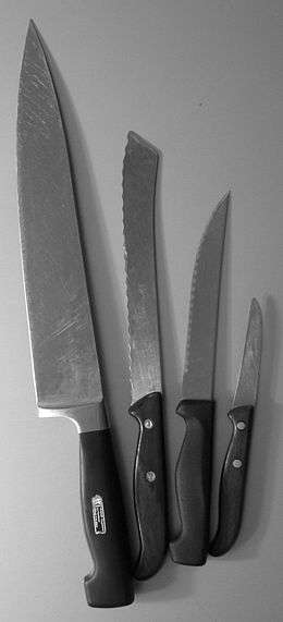 Quatre couteaux de cuisine.