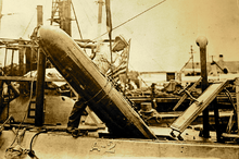 Chargement d'une torpille dans le USS Adder (SS-3), l'un des premiers sous-marin américain mis en service en 1903.