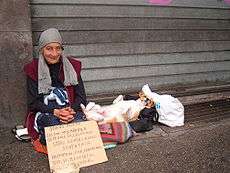 Une femme et son chien à Rome.