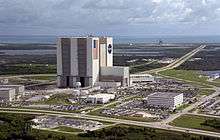 Vue aérienne du VAB bâtiment d'intégration de la navette au Centre spatial Kennedy.