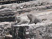 Crapauds sur un autel de temple mexicain, symbolisant l'eau.