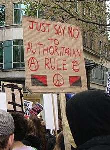 Dans une manifestation à Londres le 9 novembre 2011 : « Dites juste non au gouvernement autoritaire ».