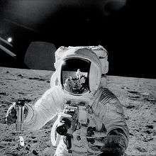 L'astronaute Charles Conrad se photographiant dans la visière argentée du casque d'Allan Bean  lors d'Apollo 12.