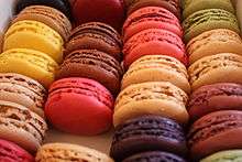 Macarons de couleurs et de saveurs variées