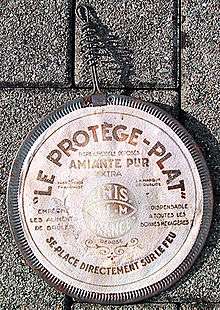 Modèle de protège-plat en amiante utilisé dans les pays développés et émergents dans les années cinquante afin de diffuser la source de chaleur émise par un fourneau de cuisine (plaque électrique ou à gaz)