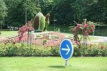 Plate bande de rosiers buissons et rosiers tiges dans un jardin public (Aubergenville, Yvelines)