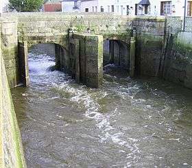 La porte à flots ; une écluse rudimentaire (Ici sur l'Aure Isigny, Normandie, France)