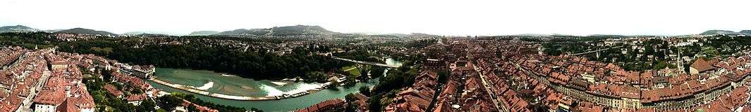 Vue panoramique de la vieille ville depuis la collégiale.