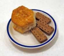 Biscuit américain (gauche) et une variété de biscuits britanniques (droite).