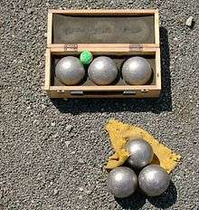 Un coffret de boules de pétanques