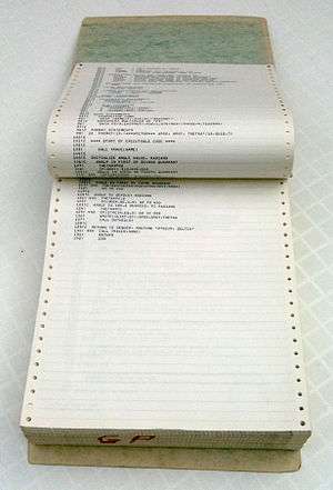 Le listing d'un long programme des années 1960 imprimé sur du papier à pliage paravent.