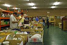 Lots exposés dans une salle des ventes avant leur mise aux enchères.