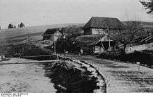 Route de rondins de bois, couvert de terre (Russie, 1914).