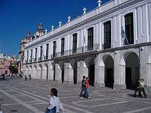 Le Cabildo de Córdoba à la Plaza San Martín - on distingue à l'arrière-plan les tours de la cathédrale toute proche