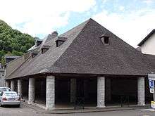 Campan - La halle, construite par les cagots, classée monument historique.