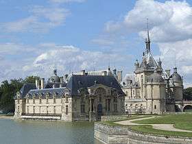 Le château de Chantilly.Le Petit Château se trouve au premier plan