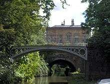 Cleveland House et le pont en fonte de Sydney Gardens enjambant le canal de Kennet et Avon