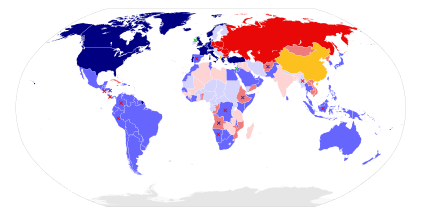 Situation de l'alignement des pays dans les deux « blocs ». Les guérillas liées à la Guerre froide sont aussi mentionnées. Visuellement, la démarcation Occident-Orient est relativement claire.