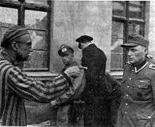 Un détenu identifie un SS arrêté, 1945.