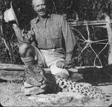 Jim Corbett devant la dépouille du léopard de Rudrapayag.