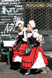 Deux jeunes filles en habit traditionnel de fête.