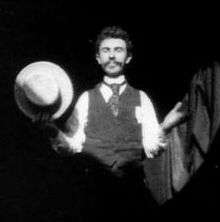 William Kennedy Laurie Dickson dans Dickson Greeting (1891). Le photogramme est circulaire.