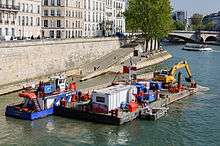 Dragage sur la Seine à Paris.