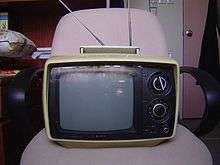 Un téléviseur portatif.