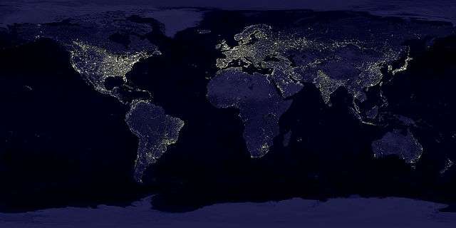 Image composite de la Terre pendant la nuit réalisée par les satellites du DMSP en 1994-1995. Cette image n'est pas une photographie et de nombreux éléments sont plus lumineux que ce qu'ils apparaîtraient en cas d'observation directe.
