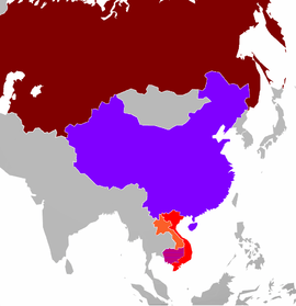 Carte montrant l'encerclement opéré par l'URSS, en rouge foncé, de la Chine, en violet, par le biais du sous-impérialisme vietnamien, en rouge. Celui-ci ayant satellisé le Laos en orange et occupé militairement le Cambodge des Khmers rouges, alliés de Pékin, en hachuré.