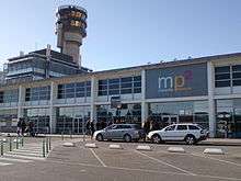 Entrée du terminal MP2 de l'aéroport Marseille-Provence.