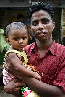 Au cours des premiers mois de la vie les bébés dirigeront les comportements d'attachement envers toute personne de leur entourage. La méfiance envers les étrangers se développe avec l'âge.