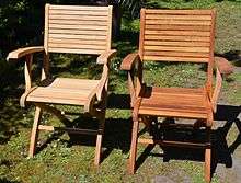 Deux fauteuils de jardin en teck. L'un brut et l'autre huilé.