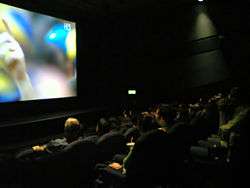 Diffusion d'un match de football en direct et en HD dans une salle de cinéma en Angleterre.
