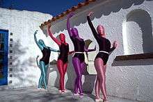 Quatre danseuses en zentai.