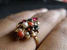 Une bague sertie