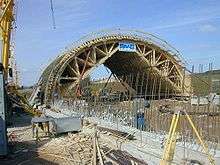 Cintre en bois fabriqué pour la construction d'un pont en arc moderne.