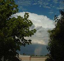 Ce nuage d'orage déverse une colonne de grêle vers le sol