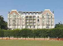 Ancien hôtel du Grand Condé vu depuis la pelouse de l'hippodrome