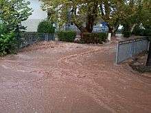 Inondation s'écoulant sur un pont.