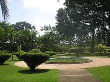 Le Jardin botanique, avec la statue de Gaston Monnerville en son centre