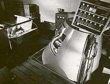 John Glenn s'entraine dans un simulateur de la capsule Mercury