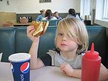 Jeune garçon et son burger.