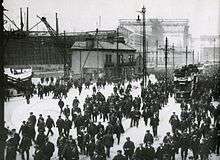 Des ouvriers irlandais quittent les chantiers Harland & Wolff durant la construction du Titanic.