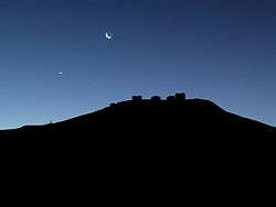 La Lune et Vénus au-dessus de l'observatoire du Paranal au Chili